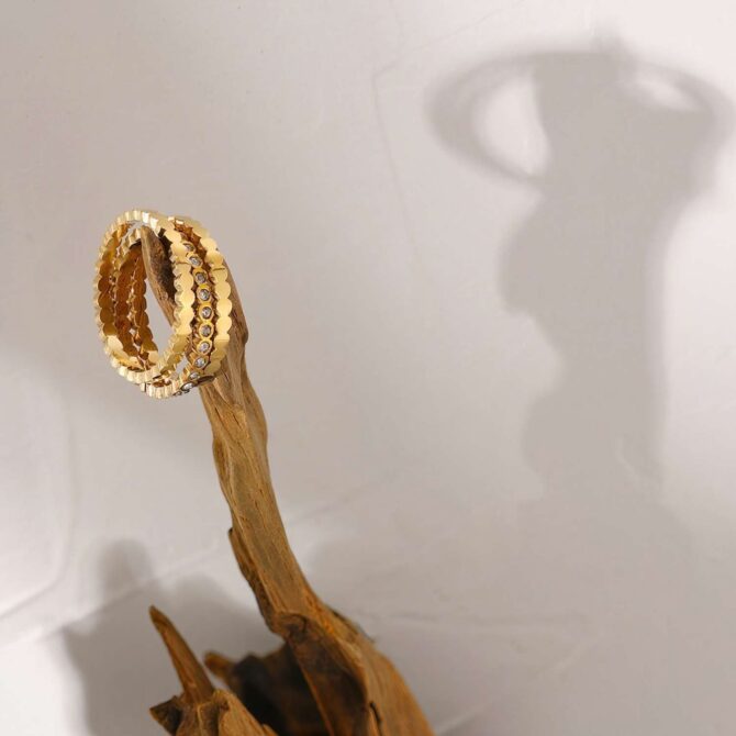 Anillo Con Triple Tachuelas De Circonita Chapado En Oro De 18k 7