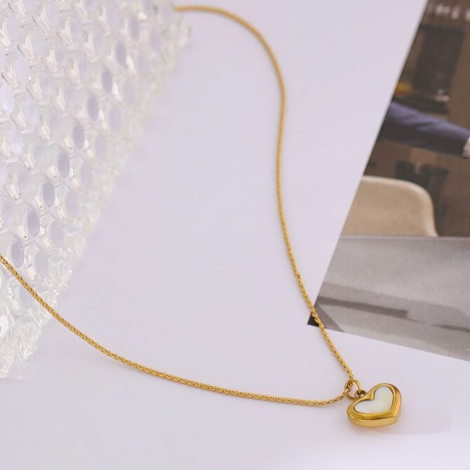 Collar con colgante de corazón de perlas chapado en oro de 18 quilates 5