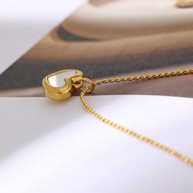 Collar con colgante de corazón de perlas chapado en oro de 18 quilates 3