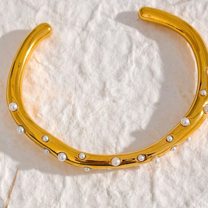 Brazalete de perlas orgánicas bañadas en oro de 18 quilates 5